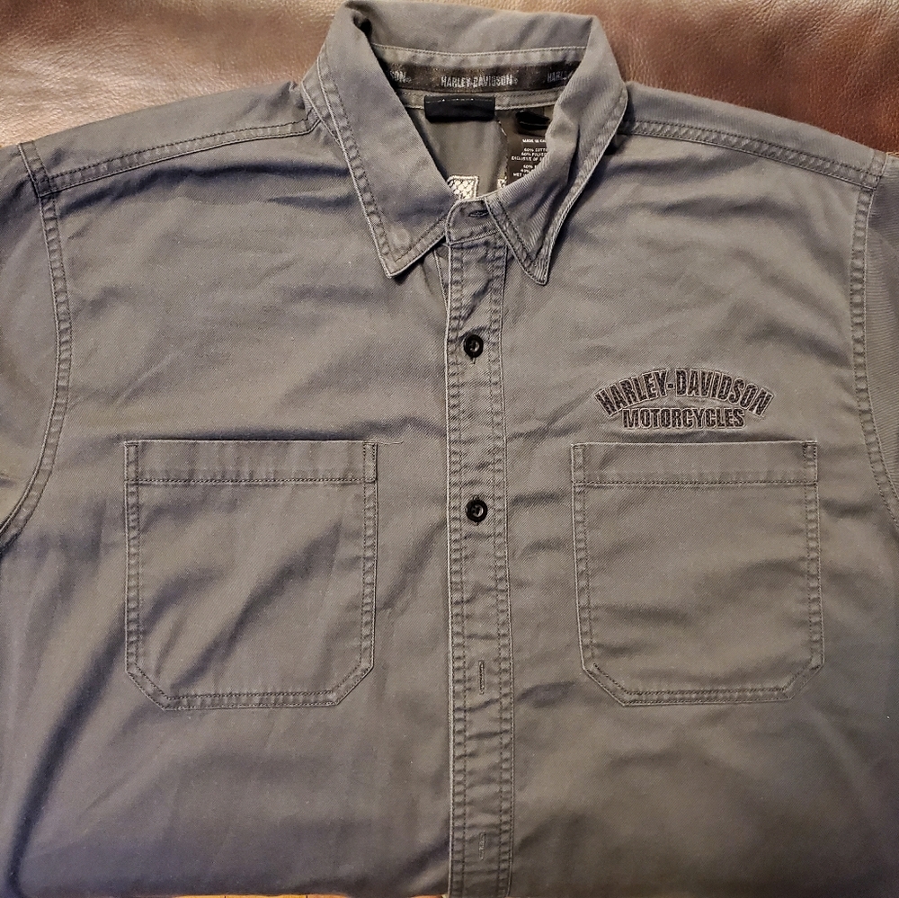 Harley Davidson short sleeves shirt.